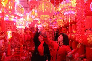 浙江台州：春节临近 顾客选购新春饰品