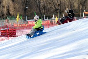 辽宁沈阳：市民游客享受冰雪运动乐趣