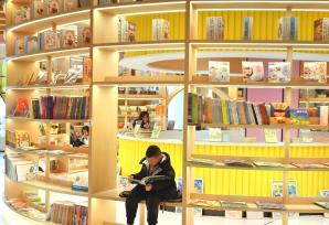 黑龙江哈尔滨：小朋友图书馆里度寒假