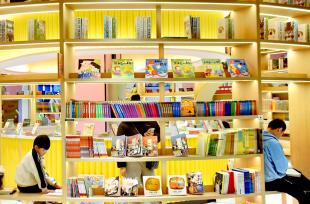 黑龙江哈尔滨：小朋友图书馆里度寒假