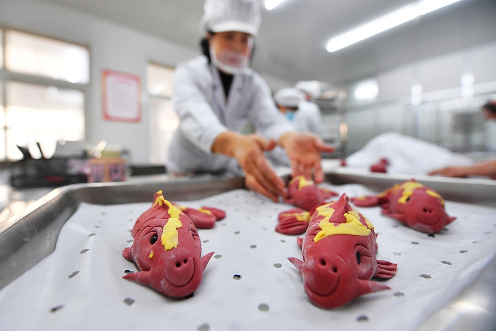 青岛：春节临近 非遗花饽饽俏销