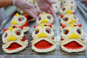 青岛：春节临近 非遗花饽饽俏销