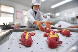 青岛：春节临近 非遗花饽饽俏销