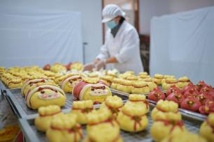 青岛：春节临近 非遗花饽饽俏销