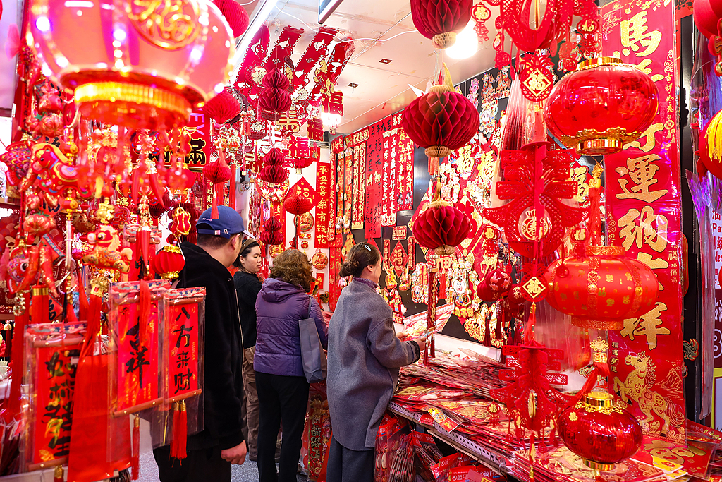 上海：年货市场年味浓 春节装饰品走俏