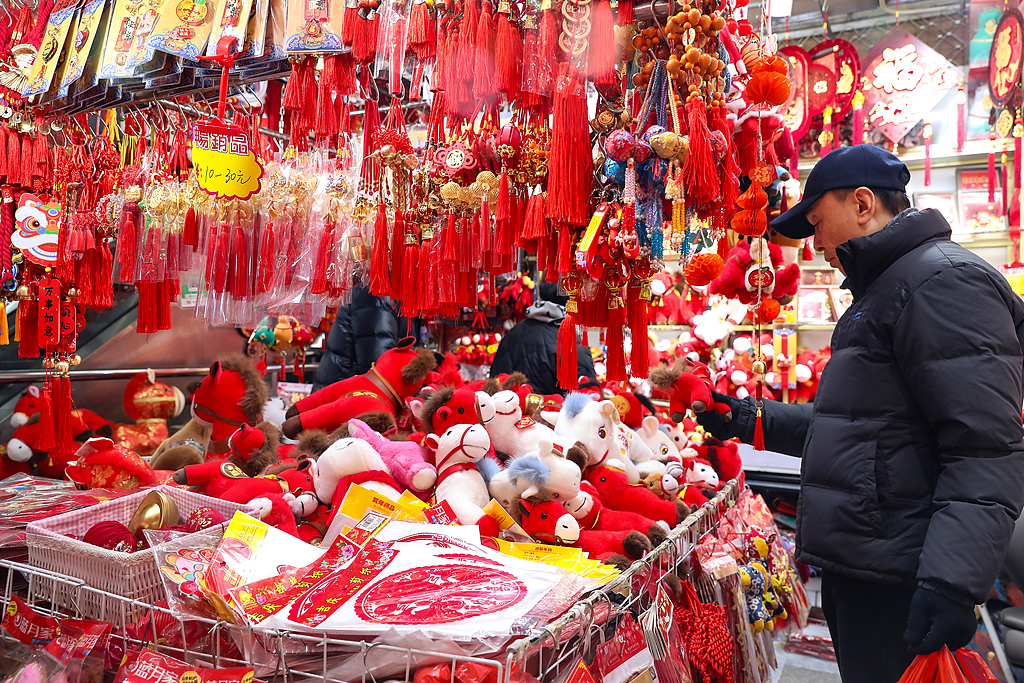 上海：年货市场年味浓 春节装饰品走俏