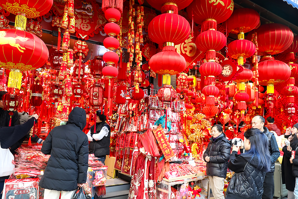 上海：年货市场年味浓 春节装饰品走俏