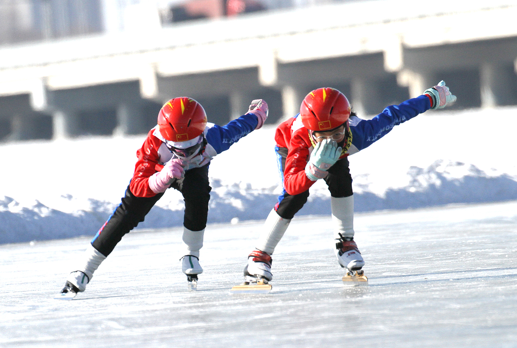 辽宁沈阳：小朋友学习滑冰增强体魄