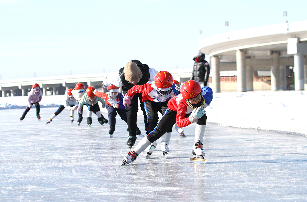 辽宁沈阳：小朋友学习滑冰增强体魄