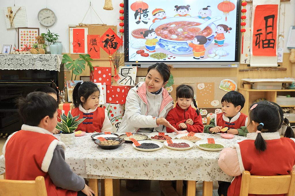 江苏南京：幼儿园举行主题活动迎“腊八”