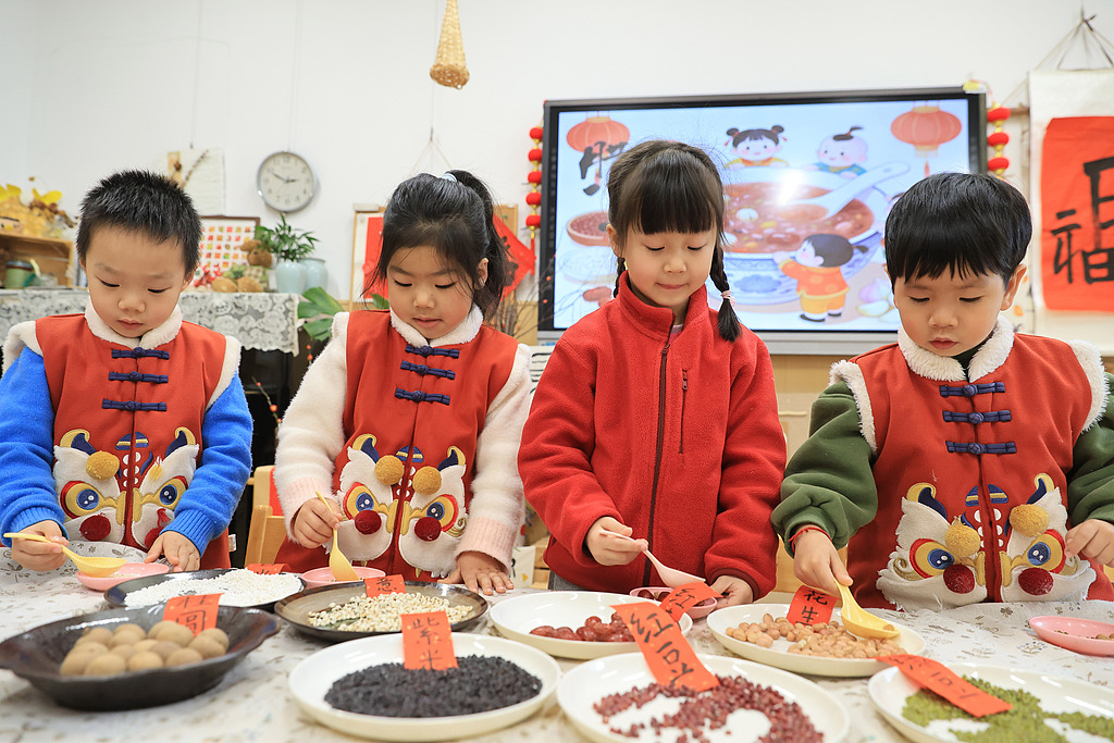 江苏南京：幼儿园举行主题活动迎“腊八”