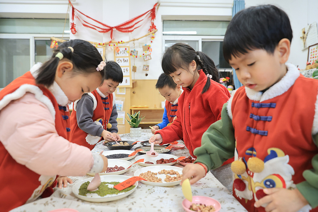 江苏南京：幼儿园举行主题活动迎“腊八”