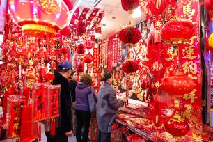 上海：年货市场年味浓 春节装饰品走俏