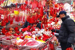 上海：年货市场年味浓 春节装饰品走俏