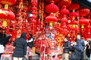 上海：年货市场年味浓 春节装饰品走俏