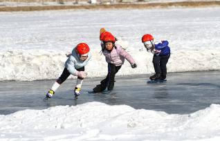 辽宁沈阳：小朋友学习滑冰增强体魄
