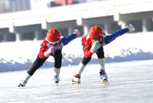辽宁沈阳：小朋友学习滑冰增强体魄