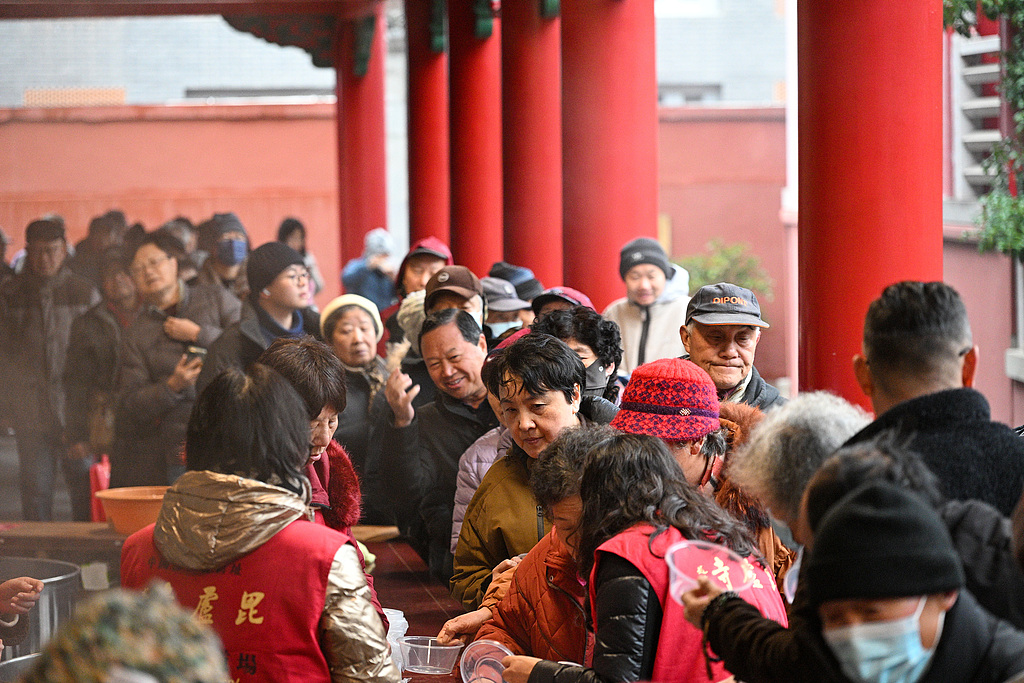 江苏南京：民众排队领取腊八粥