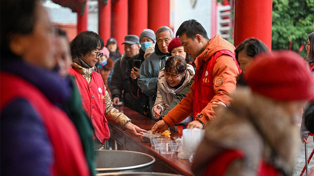 江苏南京：民众排队领取腊八粥