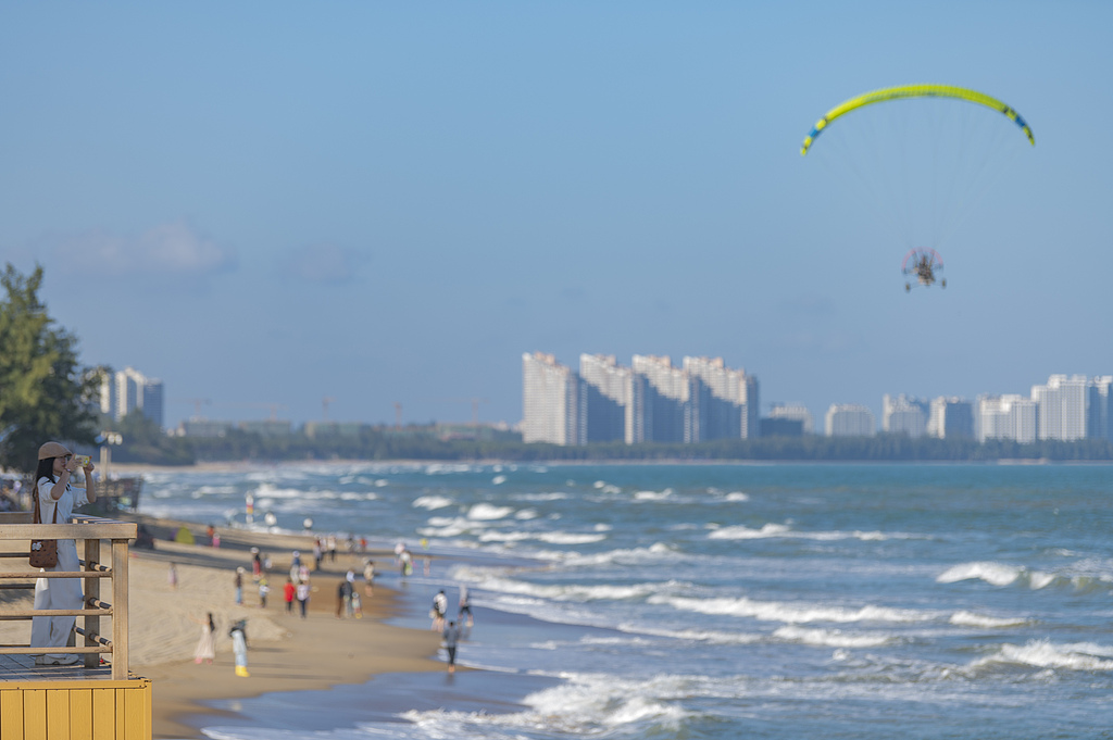 海南琼海：蓝天碧海间游人络绎不绝