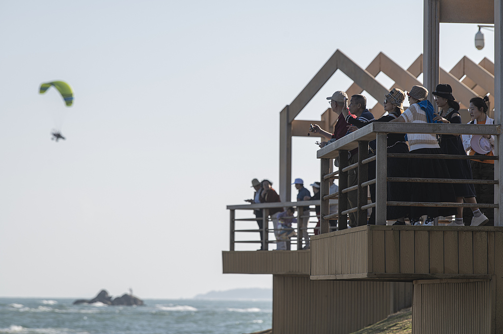 海南琼海：蓝天碧海间游人络绎不绝