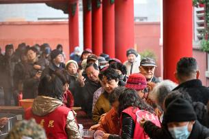 江苏南京：民众排队领取腊八粥