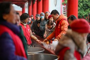 江苏南京：民众排队领取腊八粥