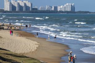 海南琼海：蓝天碧海间游人络绎不绝