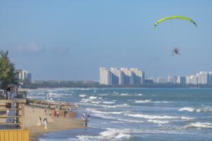 海南琼海：蓝天碧海间游人络绎不绝