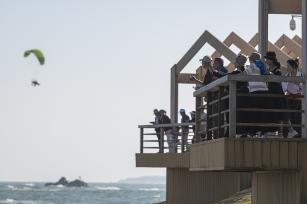 海南琼海：蓝天碧海间游人络绎不绝