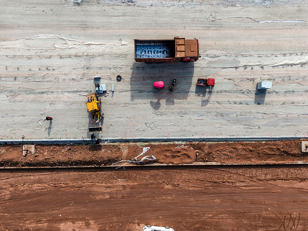 四川：成渝中线高铁安岳站连接道路施工忙