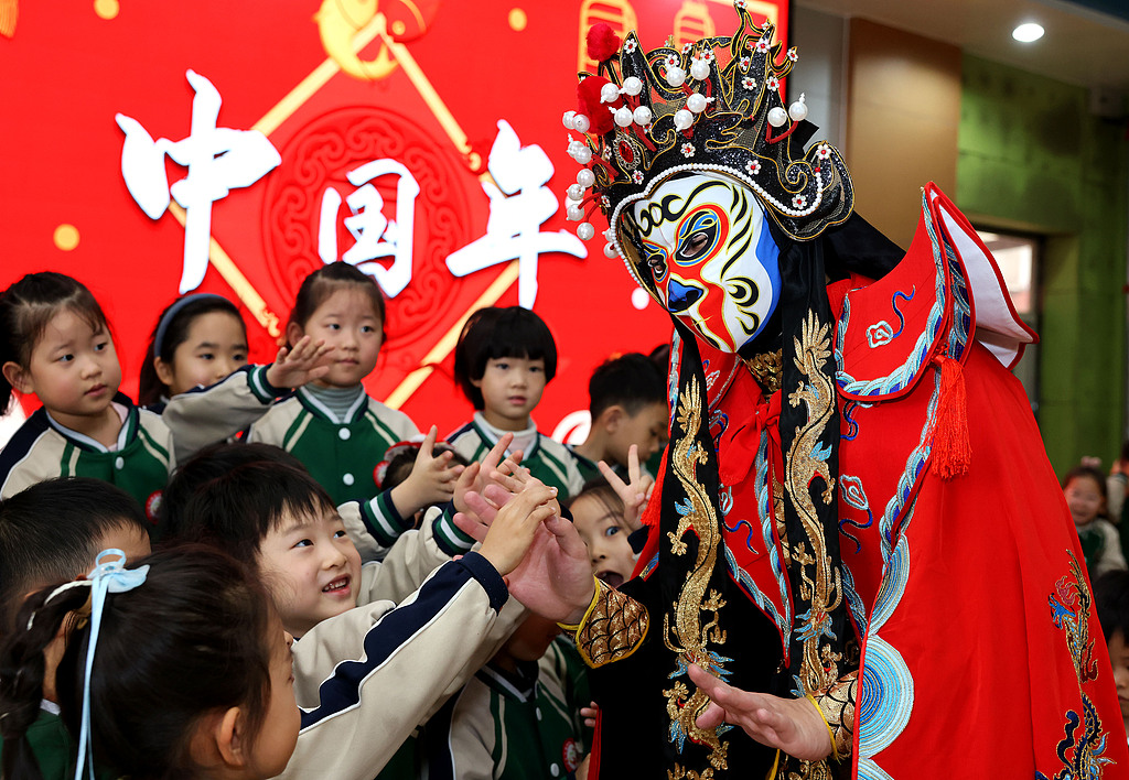 山东枣庄：儿童体验多彩迎新春民俗活动