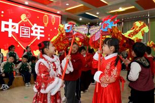 山东枣庄：儿童体验多彩迎新春民俗活动