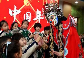 山东枣庄：儿童体验多彩迎新春民俗活动