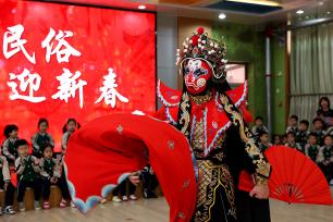山东枣庄：儿童体验多彩迎新春民俗活动