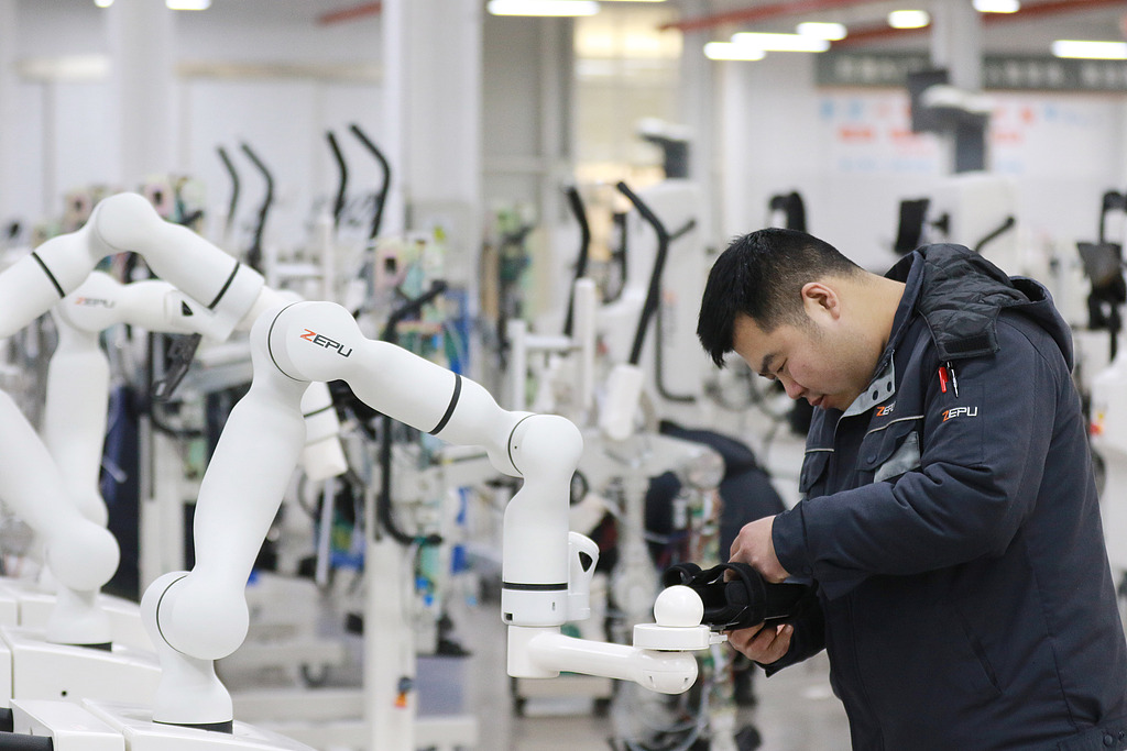 山东高密：员工调试智能医疗设备