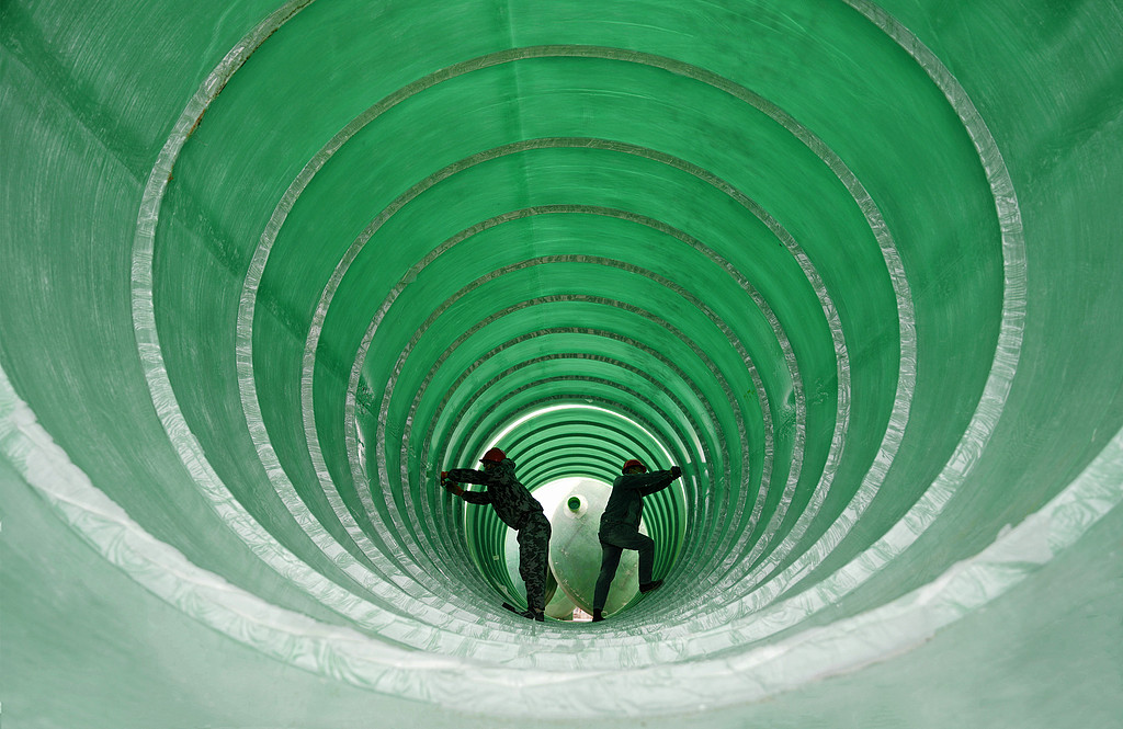 江苏海安：工人赶制玻璃钢污水处理设备