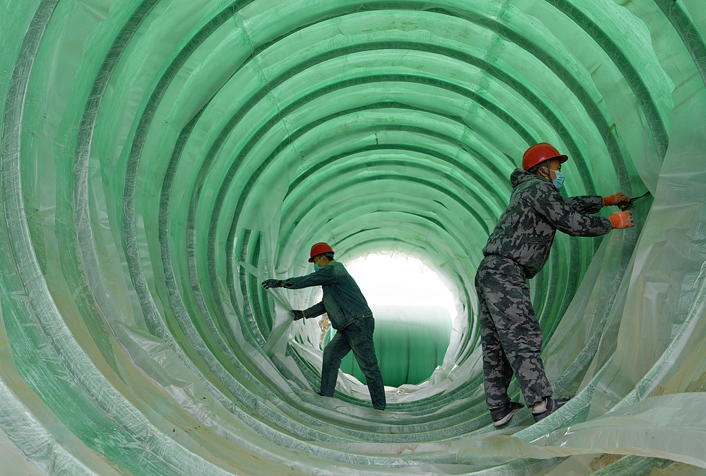 江苏海安：工人赶制玻璃钢污水处理设备