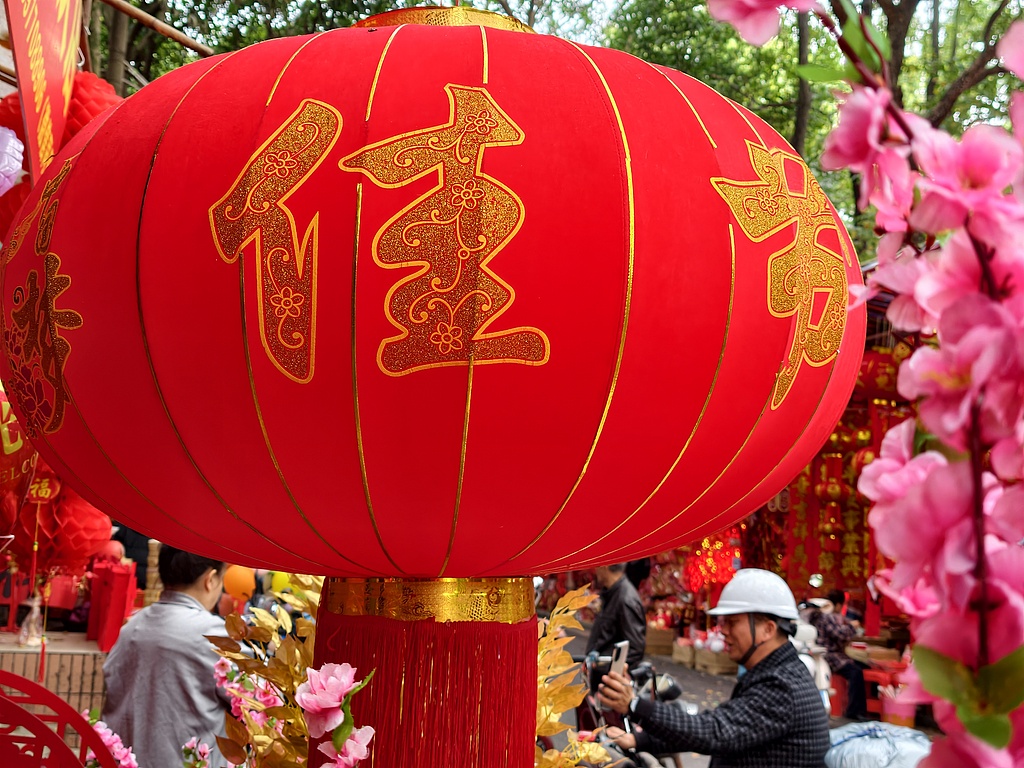 广西南宁：市民选购灯笼、福字和春联