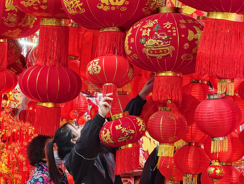 广西南宁：市民选购灯笼、福字和春联