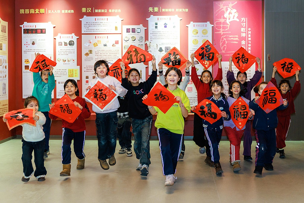 新疆乌鲁木齐：小学生写春联送福字