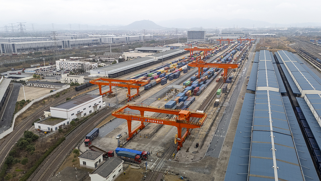 浙江金华：国际联运港货运场作业忙