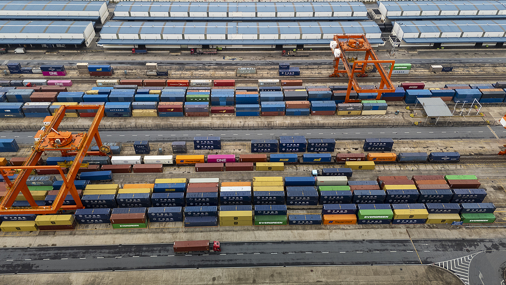 浙江金华：国际联运港货运场作业忙