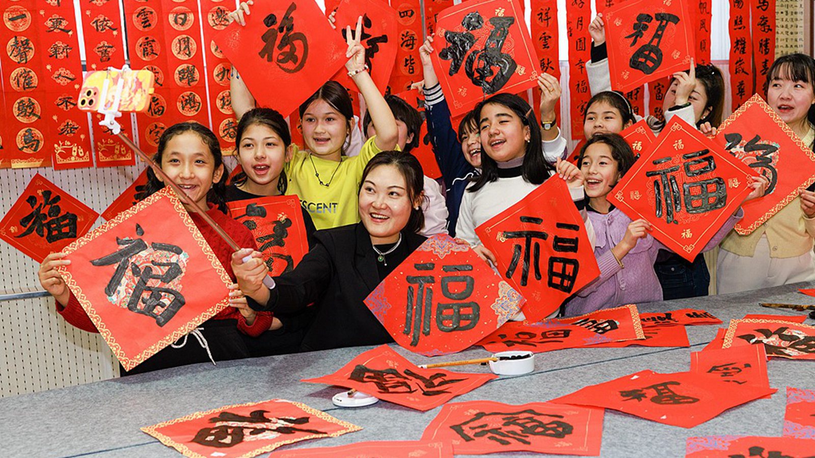 新疆烏魯木齊：小學(xué)生寫春聯(lián)送福字