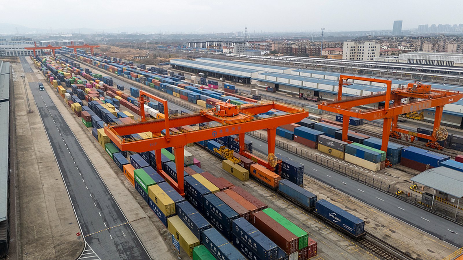 浙江金華：國(guó)際聯(lián)運(yùn)港貨運(yùn)場(chǎng)作業(yè)忙