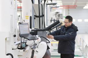 山东高密：员工调试智能医疗设备