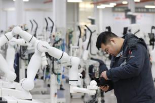 山东高密：员工调试智能医疗设备