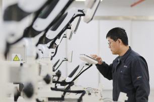 山东高密：员工调试智能医疗设备
