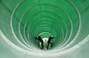 江苏海安：工人赶制玻璃钢污水处理设备