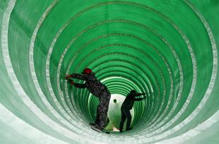 江苏海安：工人赶制玻璃钢污水处理设备